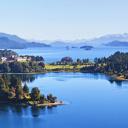 Vue panoramique sur les lacs de Bariloche avec montagnes