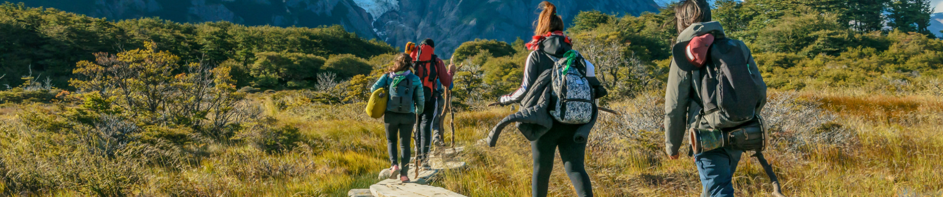 Randonnée entre amis ou famille sur la Terre de feu en Patagonie